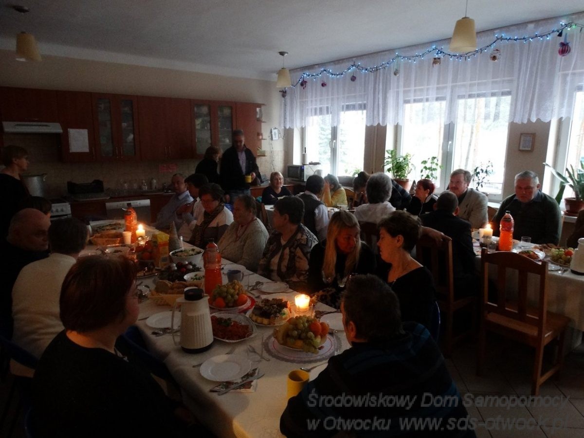 W dniu 20 grudnia społeczność ŚDS spotkała się przy wspólnym stole na uroczystej Wigilii.